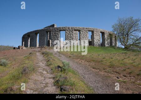 Blick zurück auf den Weg von Samuel Hills Grab nach Stonehenge. Hill baute Stonehenge als Kriegsprotest/Gedenkstätte für die 13 in Worl getöteten Klickitat-Männer Stockfoto