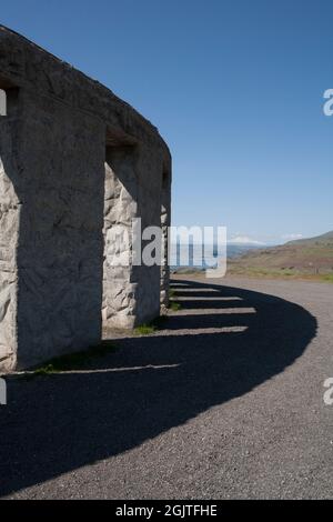 Sam Hill's Nachbildung von Stonehenge in der Nähe von Maryhill, Washington, steht auf einem exponierten Gelände nahe dem Columbia River mit Blick auf Mount Hood. Stockfoto