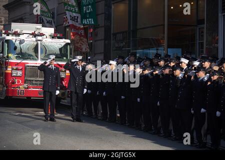 Mitglieder von FDNY Ten House, Engine Company 10 und Ladder Company 10 erinnern an die 343 Feuerwehrmänner, die am 9./11. September 01, am 20. Jahrestag des 11 Terroranschlags auf 2001 das World Trade Center und das US-Finanzzentrum in New York, ihr Leben ließen. New York, am Samstag, den 11. September 2021. Foto von Allan Tannenbaum für CNP/ABACAPRESS.COM Stockfoto