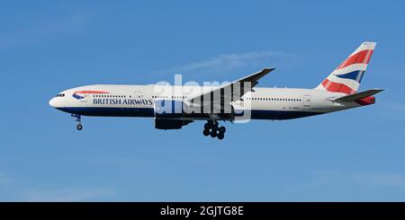 Richmond, British Columbia, Kanada. September 2021. Ein Boeing 777-200er-Jet (G-YMMT) von British Airways, der auf dem endgültigen Anflug auf den internationalen Flughafen von Vancouver fliegt. (Bild: © Bayne Stanley/ZUMA Press Wire) Stockfoto