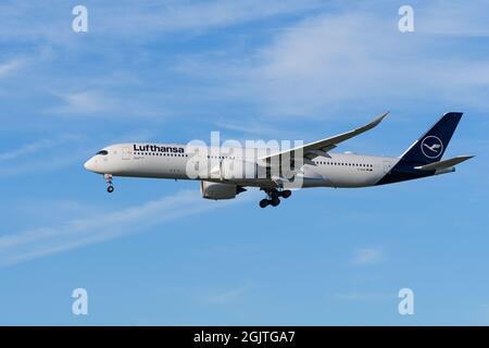 Richmond, British Columbia, Kanada. September 2021. Ein Lufthansa Airbus A350-900 (D-AIXA), der auf dem endgültigen Anflug auf den internationalen Flughafen Vancouver in Luft ist. (Bild: © Bayne Stanley/ZUMA Press Wire) Stockfoto