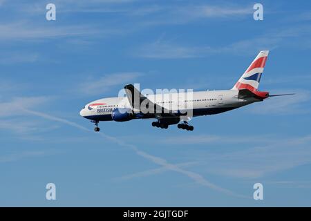 Richmond, British Columbia, Kanada. September 2021. Ein Boeing 777-200er-Jet (G-YMMT) von British Airways, der auf dem endgültigen Anflug auf den internationalen Flughafen von Vancouver fliegt. (Bild: © Bayne Stanley/ZUMA Press Wire) Stockfoto