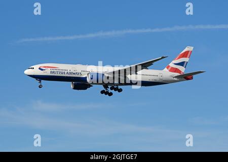 Richmond, British Columbia, Kanada. September 2021. Ein Boeing 777-200er-Jet (G-YMMT) von British Airways, der auf dem endgültigen Anflug auf den internationalen Flughafen von Vancouver fliegt. (Bild: © Bayne Stanley/ZUMA Press Wire) Stockfoto