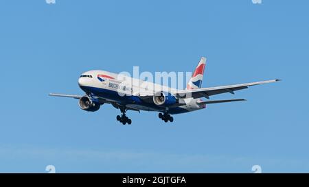 Richmond, British Columbia, Kanada. September 2021. Ein Boeing 777-200er-Jet (G-YMMT) von British Airways, der auf dem endgültigen Anflug auf den internationalen Flughafen von Vancouver fliegt. (Bild: © Bayne Stanley/ZUMA Press Wire) Stockfoto