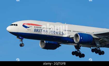 Richmond, British Columbia, Kanada. September 2021. Ein Boeing 777-200er-Jet (G-YMMT) von British Airways, der auf dem endgültigen Anflug auf den internationalen Flughafen von Vancouver fliegt. (Bild: © Bayne Stanley/ZUMA Press Wire) Stockfoto