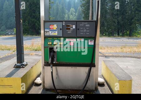 Eine stillgelegte Gaspumpe an einer stillgelegten Tankstelle in Idaho, USA Stockfoto