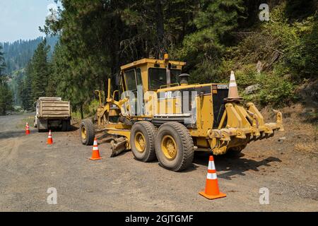 Ein Caterpillar 160H Motor Grader, der am Straßenrand in Idaho, USA, geparkt wurde Stockfoto