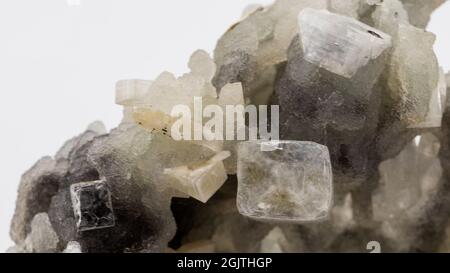 Mineralprobe von Apophyllit, Stylbite, Chalcedon auf Matrix Stockfoto