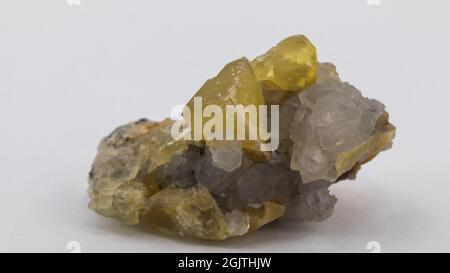 Mineralprobe mit Matrix auf weißem Hintergrund Stockfoto