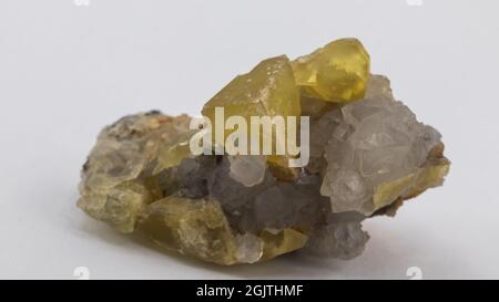 Mineralprobe mit Matrix auf weißem Hintergrund Stockfoto