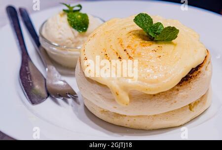 Japanisches Dessert. Flauschige japanische Souffle-Pfannkuchen servieren mit Vanilleeis Stockfoto