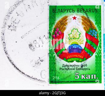 MOSKAU, RUSSLAND - 10. JUNI 2021: In Weißrussland gedruckte Briefmarken zeigen das Wappen von Belarus, 16. Serie definitiver Ausgaben, um 2016 Stockfoto