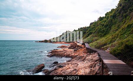 Holzweg auf dem Berg mit dem schönen Meerblick. Khao Leam Ya - Mu Ko Samet National Park Rayong Thailand Stockfoto