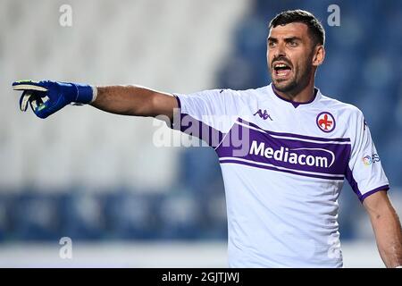 Bergamo, Italien. 11. September 2021. Pietro Terracciano von ACF Fiorentina Gesten während der Serie A Fußballspiel zwischen Atalanta BC und ACF Fiorentina. Kredit: Nicolò Campo/Alamy Live Nachrichten Stockfoto