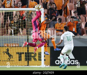 Houston, Texas, USA. September 2021. Austin FC Torwart Brad Stuver (41) spart sich während eines Major League Soccer Spiels zwischen dem Houston Dynamo und dem Austin FC gegen den Houston Dynamo Mittelfeldspieler Fafa Picault (10). (Bild: © Scott Coleman/ZUMA Press Wire) Stockfoto