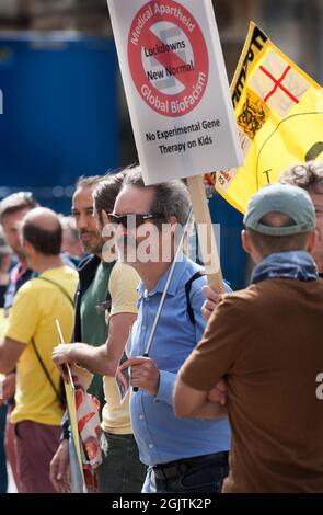 Cambridge, Großbritannien. September 2021. Demonstranten versammeln sich mit Plakaten und Fahnen, als sich die Truther vor dem Kings College in Cambridge treffen, um Lärm zu machen, die Hände in eine Schlange zu halten und den Menschen zu zeigen, dass sie „wach“ sind, während sie gegen Impfpass und Impfung für Kinder demonstrieren. Die Veranstaltung findet in Städten und Städten in ganz Großbritannien statt. Für den Zugang zu überfüllten Orten wie Nachtclubs und Sportveranstaltungen werden Ende September 2021 Impfpass benötigt. (Foto von Martin Pope/SOPA Images/Sipa USA) Quelle: SIPA USA/Alamy Live News Stockfoto