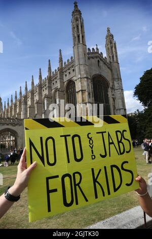 Cambridge, Großbritannien. September 2021. Demonstranten halten ein Plakat mit Dissens, während sich die Treuhänder vor dem Kings College in Cambridge treffen, um Lärm zu machen, die Hände in eine Schlange zu halten und den Menschen zu zeigen, dass sie „wach“ sind, während sie gegen Impfpass und Impfung für Kinder demonstrieren. Die Veranstaltung findet in Städten und Städten in ganz Großbritannien statt. Für den Zugang zu überfüllten Orten wie Nachtclubs und Sportveranstaltungen werden Ende September 2021 Impfpass benötigt. (Foto von Martin Pope/SOPA Images/Sipa USA) Quelle: SIPA USA/Alamy Live News Stockfoto