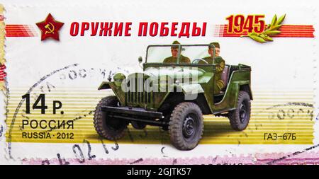 MOSKAU, RUSSLAND - 10. JUNI 2021: In Russland gedruckte Briefmarke zeigt GAZ-67B, Military-Wheel Drive Vehicle, Weapons of Victory - Military Vehicles se Stockfoto