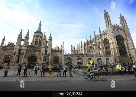 Cambridge, Großbritannien. September 2021. Demonstranten stehen Schlange, als sich Truthers vor dem Kings College in Cambridge treffen, um Lärm zu machen, die Hände in eine Schlange zu halten und den Menschen zu zeigen, dass sie „wach“ sind, während sie gegen Impfpass und Impfung für Kinder demonstrieren. Die Veranstaltung findet in Städten und Städten in ganz Großbritannien statt. Für den Zugang zu überfüllten Orten wie Nachtclubs und Sportveranstaltungen werden Ende September 2021 Impfpass benötigt. (Foto von Martin Pope/SOPA Images/Sipa USA) Quelle: SIPA USA/Alamy Live News Stockfoto