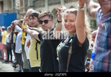 Cambridge, Großbritannien. September 2021. Demonstranten halten sich in einer Kette die Hände, während sich die Truther vor dem Kings College in Cambridge treffen, um Lärm zu machen, die Hände in einer Schlange zu halten und den Menschen zu zeigen, dass sie „wach“ sind, während sie gegen Impfpass und Impfung für Kinder demonstrieren. Die Veranstaltung findet in Städten und Städten in ganz Großbritannien statt. Für den Zugang zu überfüllten Orten wie Nachtclubs und Sportveranstaltungen werden Ende September 2021 Impfpass benötigt. Kredit: SOPA Images Limited/Alamy Live Nachrichten Stockfoto