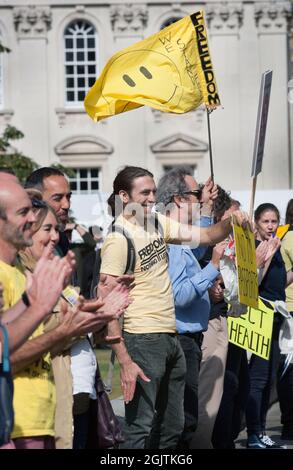 Cambridge, Großbritannien. September 2021. Protestler, einige mit Fahnen und Plakaten klatschen und jubeln und sprechen ihre Wahrheit, während sich Truthers vor dem Kings College, Cambridge, treffen, um Lärm zu machen, die Hände in eine Schlange zu halten und den Menschen zu zeigen, dass sie „wach“ sind, während sie gegen Impfpass und Impfung für Kinder demonstrieren. Die Veranstaltung findet in Städten und Städten in ganz Großbritannien statt. Für den Zugang zu überfüllten Orten wie Nachtclubs und Sportveranstaltungen werden Ende September 2021 Impfpass benötigt. Kredit: SOPA Images Limited/Alamy Live Nachrichten Stockfoto