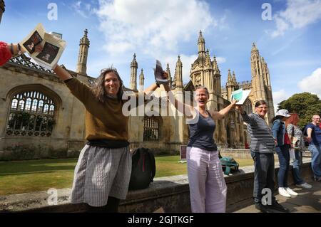 Cambridge, Großbritannien. September 2021. Demonstranten halten sich in einer Kette die Hände, während sich die Truther vor dem Kings College in Cambridge treffen, um Lärm zu machen.Halten Sie die Hände in einer Reihe und zeigen Sie den Menschen, dass sie „wach“ sind, während sie gegen Impfpass und Impfung für Kinder demonstrieren. Die Veranstaltung findet in Städten und Städten in ganz Großbritannien statt. Für den Zugang zu überfüllten Orten wie Nachtclubs und Sportveranstaltungen werden Ende September 2021 Impfpass benötigt. Kredit: SOPA Images Limited/Alamy Live Nachrichten Stockfoto