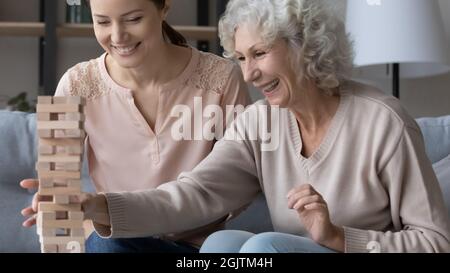 Glückliche zwei Generationen Familie, die Spaß zu Hause hat. Stockfoto