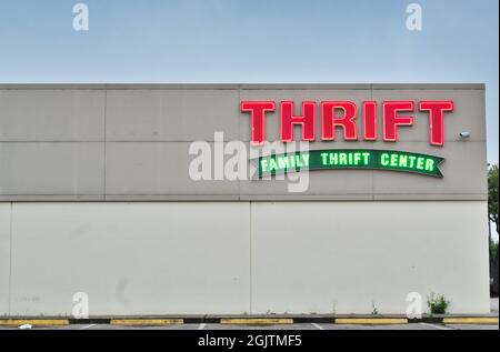 Houston, Texas USA 03-25-2020: Außengebäude des Family Thrift Center in Houston, TX. Stockfoto