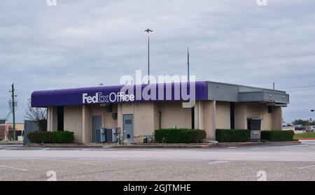 Humble, Texas USA 11-28-2019: FedEx Bürogebäude in Humble, TX. Multinationaler Kurierdienst, der 1971 gegründet wurde. Stockfoto