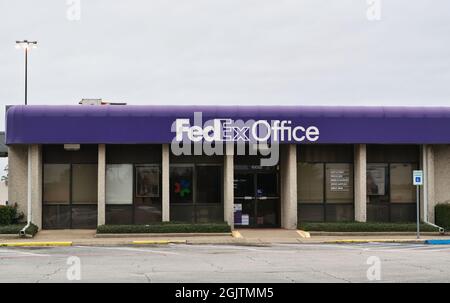 Humble, Texas USA 11-28-2019: FedEx Bürogebäude in Humble, TX. Multinationaler Kurierdienst, der 1971 gegründet wurde. Stockfoto