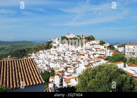 Erhöhten Blick auf ein traditionelles, weißes Dorf, Casares, Provinz Malaga, Andalusien, Spanien, Westeuropa Stockfoto