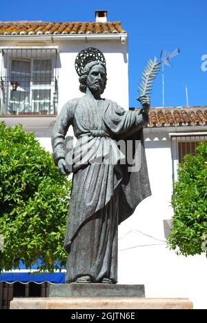 Statue des Heiligen Bernhard auf dem Kirchplatz, Marbella, Provinz Malaga, Andalusien, Spanien, Westeuropa Stockfoto