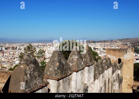 Gibralfaro Burgmauern mit Blick über die Stadt Malaga, Provinz Malaga, Andalusien, Spanien, Westeuropa. Stockfoto
