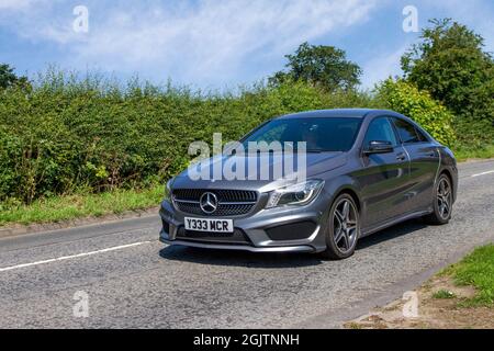 2016 graue Mercedes-Benz CLA 6-Gang Schaltgetriebe 1595ccm Benzin-4dr-Limousine auf dem Weg zur Capesthorne Hall classic July Car Show, Ceshire, Großbritannien Stockfoto