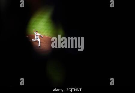 Atlanta, GA, USA. September 2021. Atlanta Braves Pitcher Charlie Morton liefert während des fünften Innings eines MLB-Spiels gegen die Miami Marlins im Truist Park in Atlanta, GA, einen Pitch aus. Austin McAfee/CSM/Alamy Live News Stockfoto