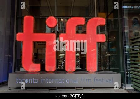 Toronto, Kanada. September 2021. TIFF (Toronto International Film Festival) ist nach Cannes in Bezug auf Größe und Bedeutung an zweiter Stelle, jetzt wieder mit Vorführungen, roten Teppichen und Prominenten, nachdem es letztes Jahr aufgrund der Covid-19-Pandemie zu 100 % virtuell war. Das TIFF Bell Light Box Gebäude ist das Hauptquartier der Filmfestivals. TIFF ist eine gemeinnützige Kulturorganisation mit dem Ziel, die Art und Weise, wie Menschen die Welt sehen, durch Film zu verändern. (Foto: Shawn Goldberg/SOPA Images/Sipa USA) Quelle: SIPA USA/Alamy Live News Stockfoto