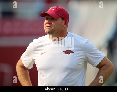 11. September 2021: Barry Odom, Verteidigungskoordinator von Razorback, schaut vor dem Spiel in die Tribüne. Arkansas besiegte Texas 40-21 in der US-Bundesstaaten-Region, Richey Miller/CSM Stockfoto