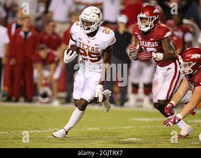 11. September 2021: Longhorn defensiv zurück B.J. Foster #25 gibt einen abgefangenen Ball auf dem Spielfeld zurück. Arkansas besiegte Texas 40-21 in der US-Bundesstaaten-Region, Richey Miller/CSM Stockfoto