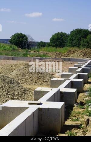 Vorgefertigte Säulen eines im Bau befindlichen Lagers aus Beton Stockfoto
