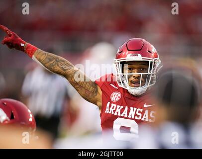 11. September 2021: Arkansas defensiver Rücken Greg Brooks #9 signalisiert, dass der Ball den Arkansas gehören sollte. Arkansas besiegte Texas 40-21 in der US-Bundesstaaten-Region, Richey Miller/CSM Stockfoto