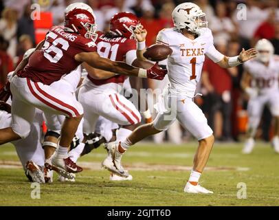 11. September 2021: Razorback Defensive Lineman Zach Williams #56 schlägt den Ball von Texas QB Hudson Card #1 los. Arkansas besiegte Texas 40-21 in der US-Bundesstaaten-Region, Richey Miller/CSM Stockfoto