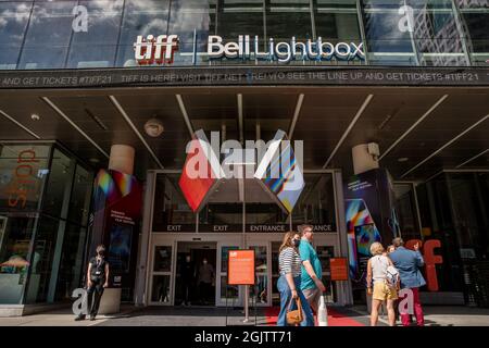 Toronto, Kanada. September 2021. Die Menschen laufen am Gebäude der TIFF Bell Light Box vorbei, dem Hauptquartier.das TIFF (Toronto International Film Festival), das hinsichtlich Größe und Bedeutung nur nach Cannes gilt, ist jetzt mit Vorführungen, roten Teppichen und Prominenten zurück, nachdem es letztes Jahr aufgrund der covid-19-Pandemie zu 100 % virtuell war. Das TIFF Bell Light Box Gebäude ist das Hauptquartier der Filmfestivals. TIFF ist eine gemeinnützige Kulturorganisation mit dem Ziel, die Art und Weise, wie Menschen die Welt sehen, durch Film zu verändern. Kredit: SOPA Images Limited/Alamy Live Nachrichten Stockfoto