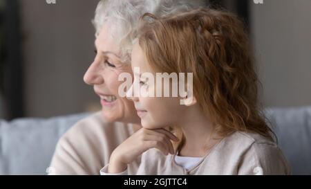 Bindung liebevolle Mehrgenerationenfamilie Blick in der Ferne. Stockfoto