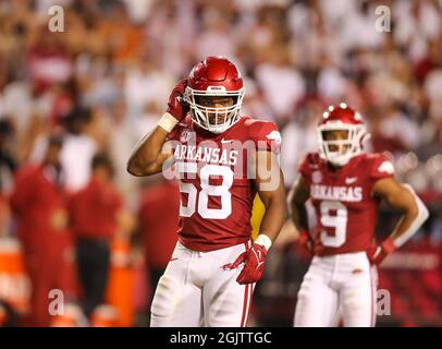 11. September 2021: Arkansas Defensive Lineman Jashaud Stewart #58 sorgt dafür, dass sein Kettengurt vor dem Spiel fest sitzt. Arkansas besiegte Texas 40-21 in der US-Bundesstaaten-Region, Richey Miller/CSM Stockfoto