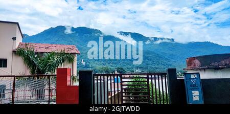 Wunderschöne Aussicht auf die Berge und den bewölkten Himmel auf Jammu und den Staat Kaschmir, Indien, am 2021. Juli Stockfoto