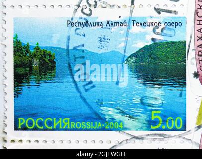 MOSKAU, RUSSLAND - 18. JUNI 2021: Briefmarke in Russland gedruckt zeigt Teletskoye See, Altai, World Natural Heritage of Russia - Altai Republic Serie, Stockfoto