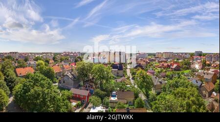 Eine herrliche Stadtlandschaft, die von der Aussichtsplattform des Wasserturms im Stadtzentrum aus gesehen werden kann. Selenogradsk, Russland. Stockfoto