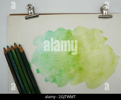 Buntstifte und Marker, Farben, Wasser löst sich in Aquarell auf. Stockfoto