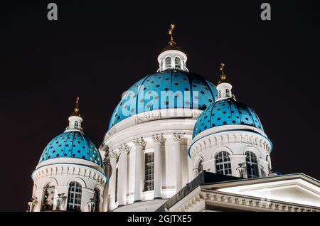 Nachtansicht Kuppeln mit Sternen der Troizki Kathedrale in Sankt Petersburg Stockfoto