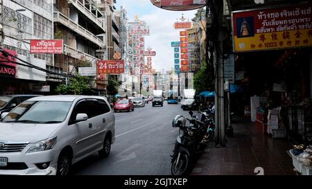 Verkehr Yaowarat Road der Samphanthawong District ist die Hauptverkehrsader von Bangkoks Chinatown. Kovidische Ära, pandemische Ära, Sperrzeit Stockfoto